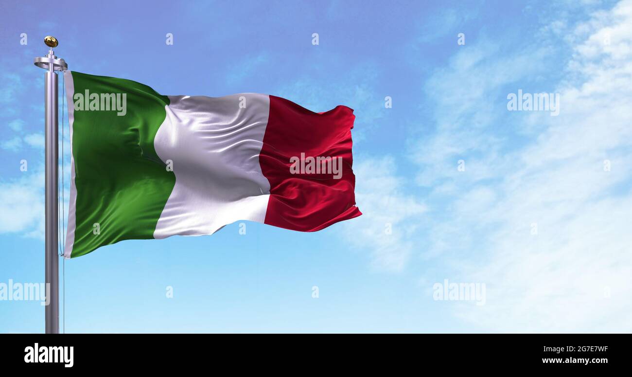 La bandiera nazionale dell'Italia che vola nel vento. All'aperto e cielo sullo sfondo. Democrazia e indipendenza. Stato europeo Foto Stock