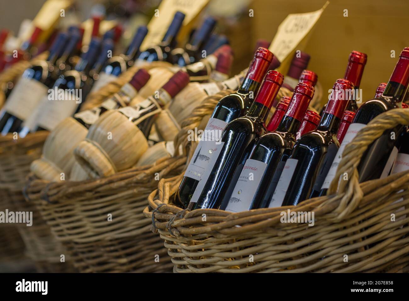 FIRENZE, ITALIA - 19 SETTEMBRE 2017: Bottiglie di vino toscano al bancone del negozio Foto Stock