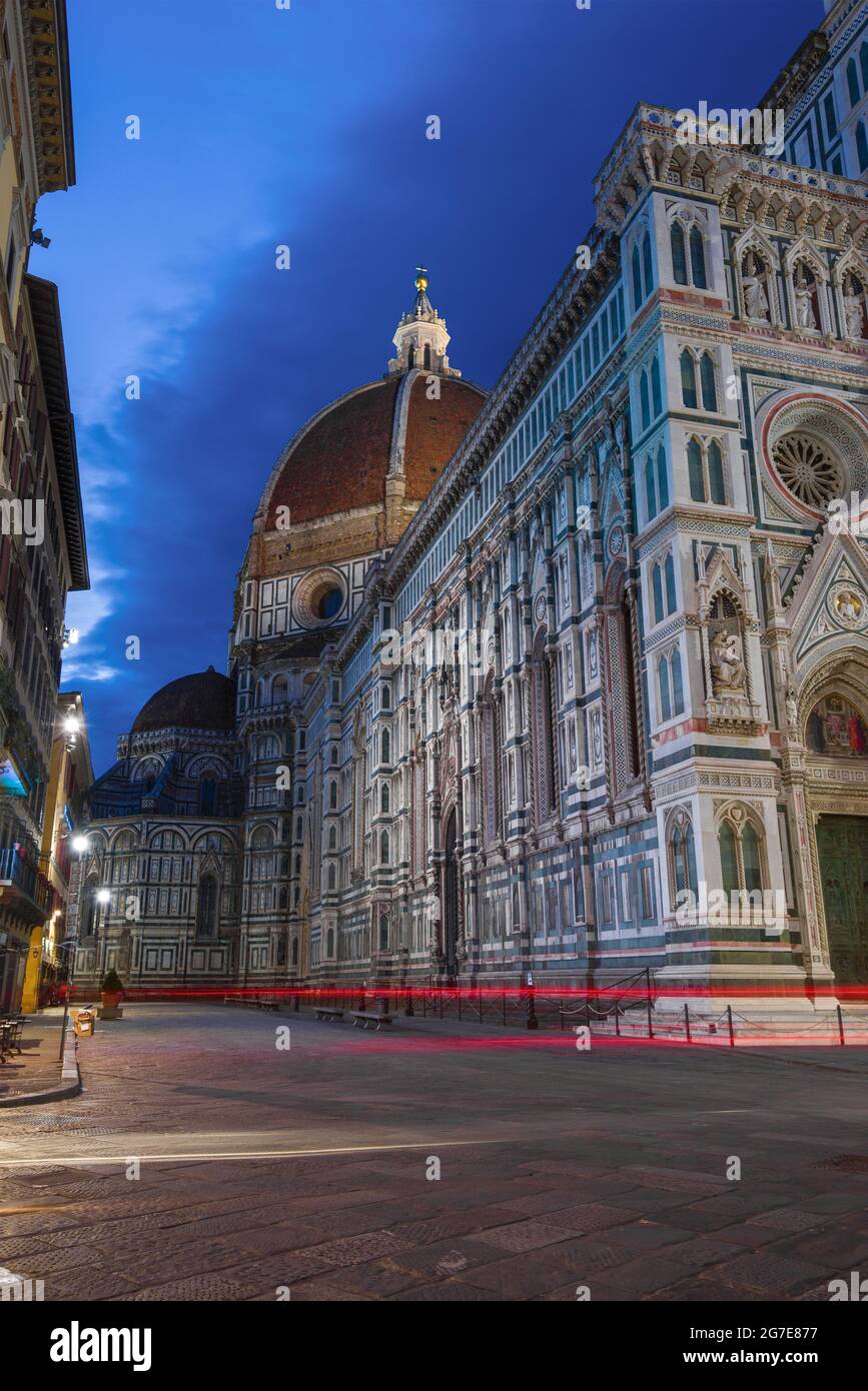 Presso la cattedrale medievale di Santa Maria del Fiore in serata a fine settembre. Firenze, Italia Foto Stock