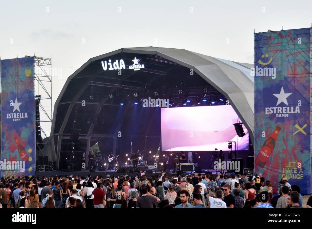 Persone al Vida Festival durante un concerto dal vivo. Il governo della Catalogna ha chiesto alla Corte superiore di giustizia della Catalogna di ordinare la chiusura di tutte le attività (bar, discoteche e ristoranti) a partire dalle 00:30 di fronte all'incontrollata ascesa di positivi per COVID-19. Nelle attività culturali, come i concerti, il pubblico deve essere seduto e le riunioni non saranno più di 10 persone e sarà vietato mangiare e bere per strada. La Catalogna ha registrato più di 5,500 nuove infezioni e ci sono già 980 pazienti ricoverati negli ospedali. Foto Stock