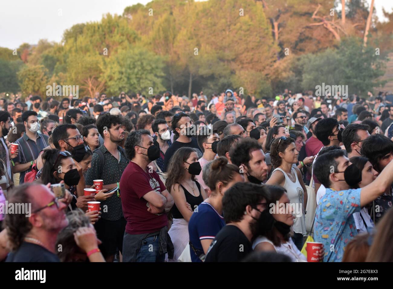 Una grande folla di persone al Vilanova i la Geltru Life Festival durante un concerto dal vivo. Il governo della Catalogna ha chiesto alla Corte di giustizia superiore della Catalogna di ordinare la chiusura di tutte le attività (bar, discoteche e ristoranti) A partire dalle 00:30 di fronte all'aumento incontrollato dei positivi per COVID-19. Nelle attività culturali, come i concerti, il pubblico deve essere seduto e le riunioni non saranno più di 10 persone e sarà vietato mangiare e bere per strada. La Catalogna ha registrato più di 5,500 nuove infezioni e ci sono già 980 pazienti ammitte Foto Stock