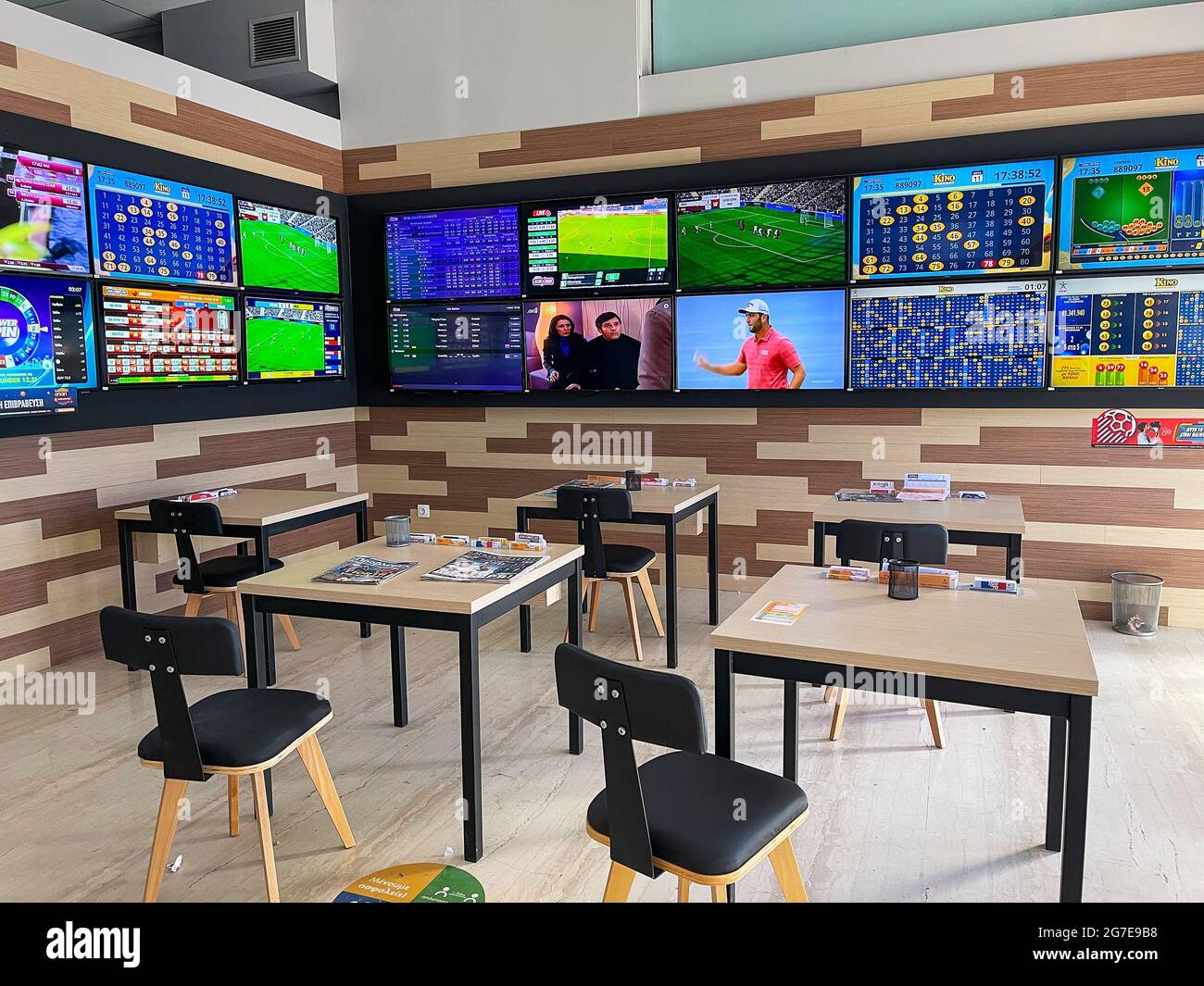 I negozi di scommesse OPAP riaprono con misure igieniche avanzate. Vista interna del negozio di prodotti alimentari dell'Organizzazione greca del calcio Foto Stock