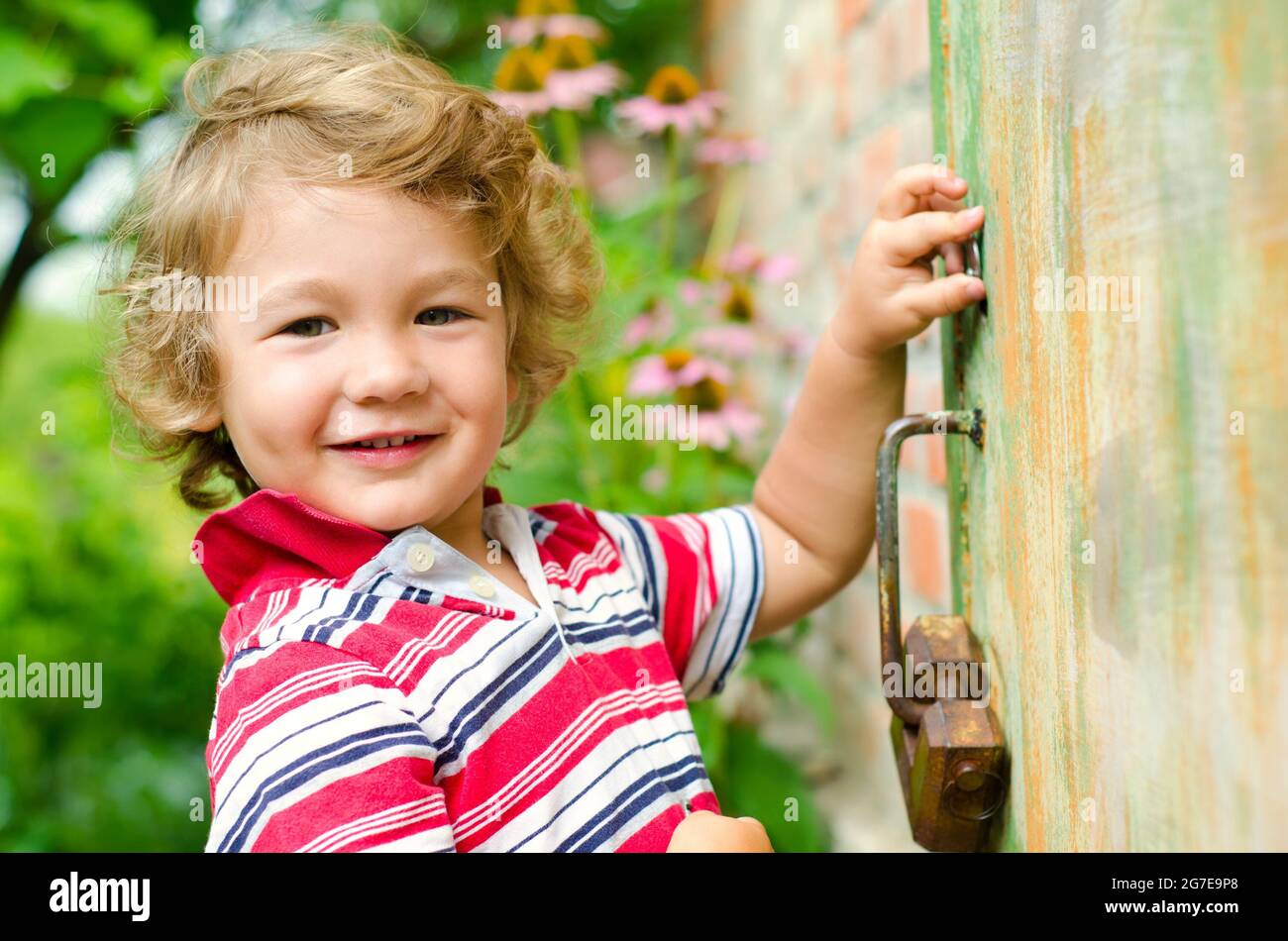 piccolo ragazzo con le chiavi all'aperto Foto Stock