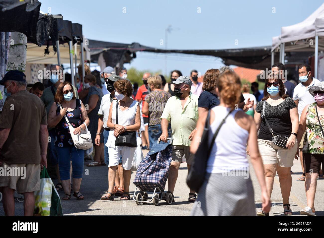 12 luglio 2021, Vendrell, Tarragona, Spagna: Le persone che indossano maschere facciali sono viste al mercato di via Vendrell..il governo della Catalogna ha chiesto alla Corte superiore di giustizia della Catalogna di ordinare la chiusura di tutte le attività (bar, discoteche e ristoranti) a partire dalle 00:30 di fronte all'aumento incontrollato di positivi per COVID-19. Nelle attività culturali, come i concerti, il pubblico deve essere seduto e le riunioni sarà di non più di 10 persone e sarà vietato mangiare e bere per strada..Catalogna ha registrato più di 5,500 nuove infezioni e ci sono già Foto Stock