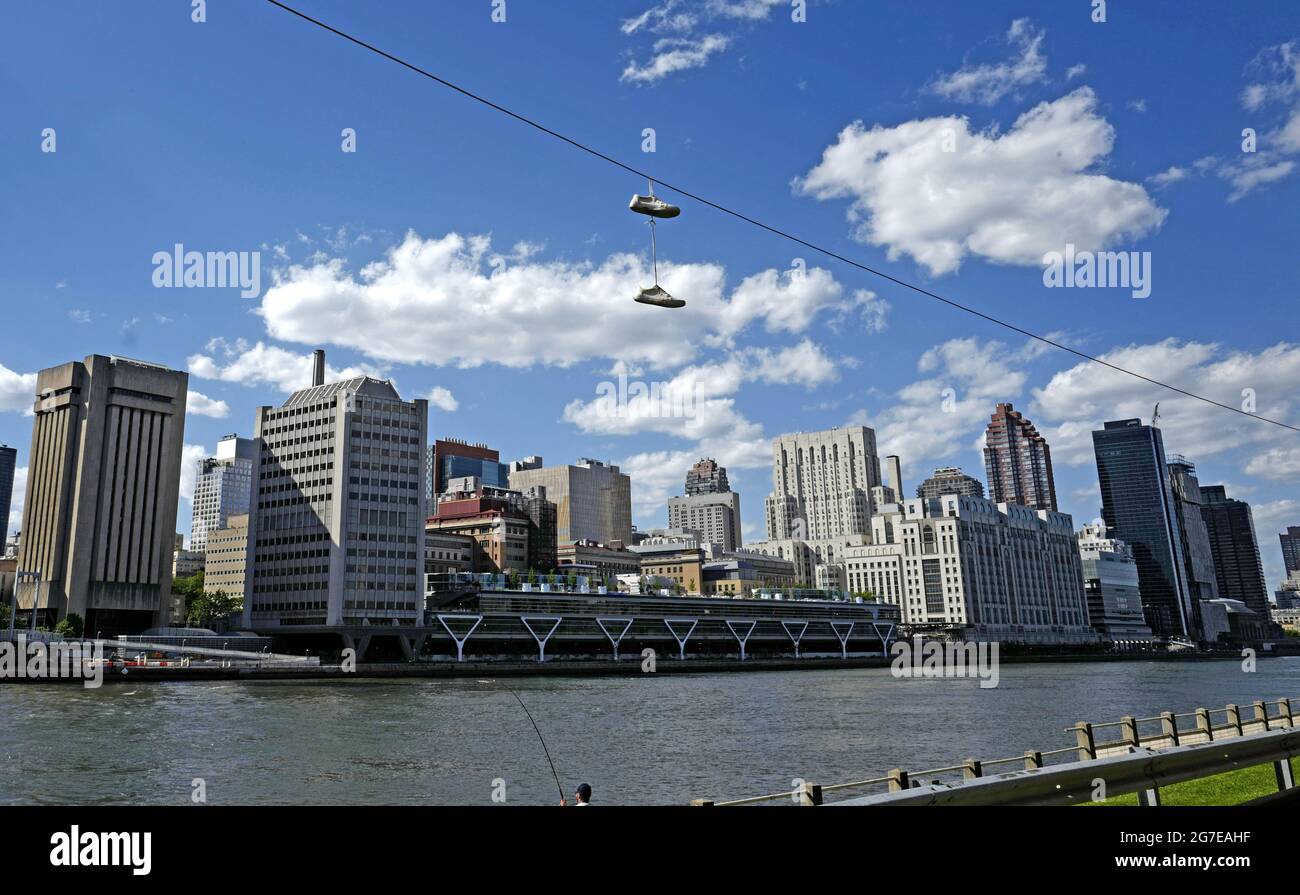 Shoefiti con lo skyline di Manhattan visto da Roosevelt Island, a New York City. Foto Stock