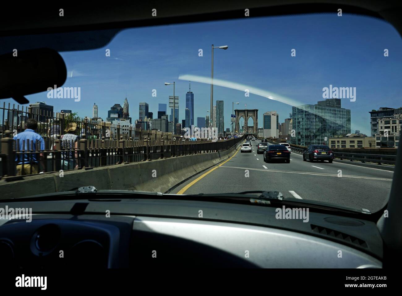 Ponte di Brooklyn con skyline di Manhattan sullo sfondo, visto da un compartimento auto, a New York City. Foto Stock