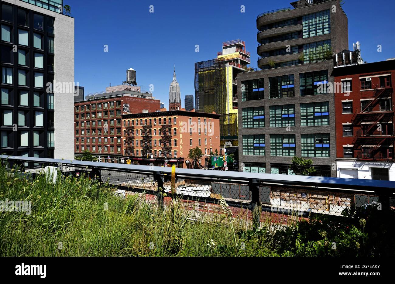 Giornata di sole all'aperto al Parco High Line di Chelsea, Manhattan, a New York. Foto Stock