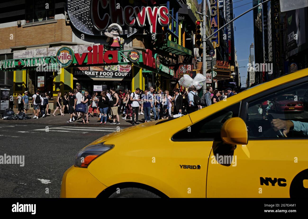 Taxi giallo per le strade di Manhattan, in una giornata di sole, a New York City. Foto Stock