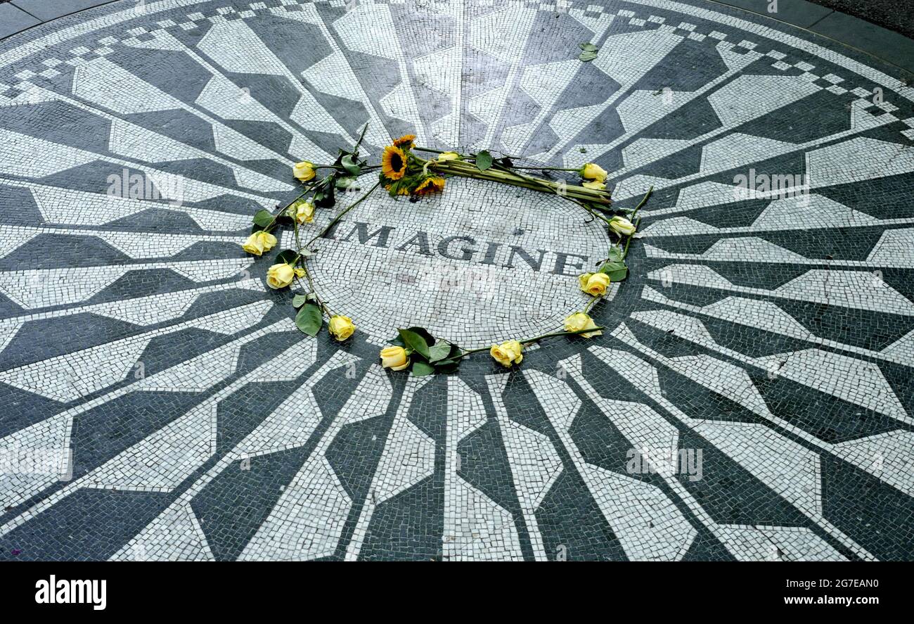 Il tributo dei fiori gialli a John Lennon al memoriale dei campi di fragola, in Central Park, a NewYork City. Foto Stock