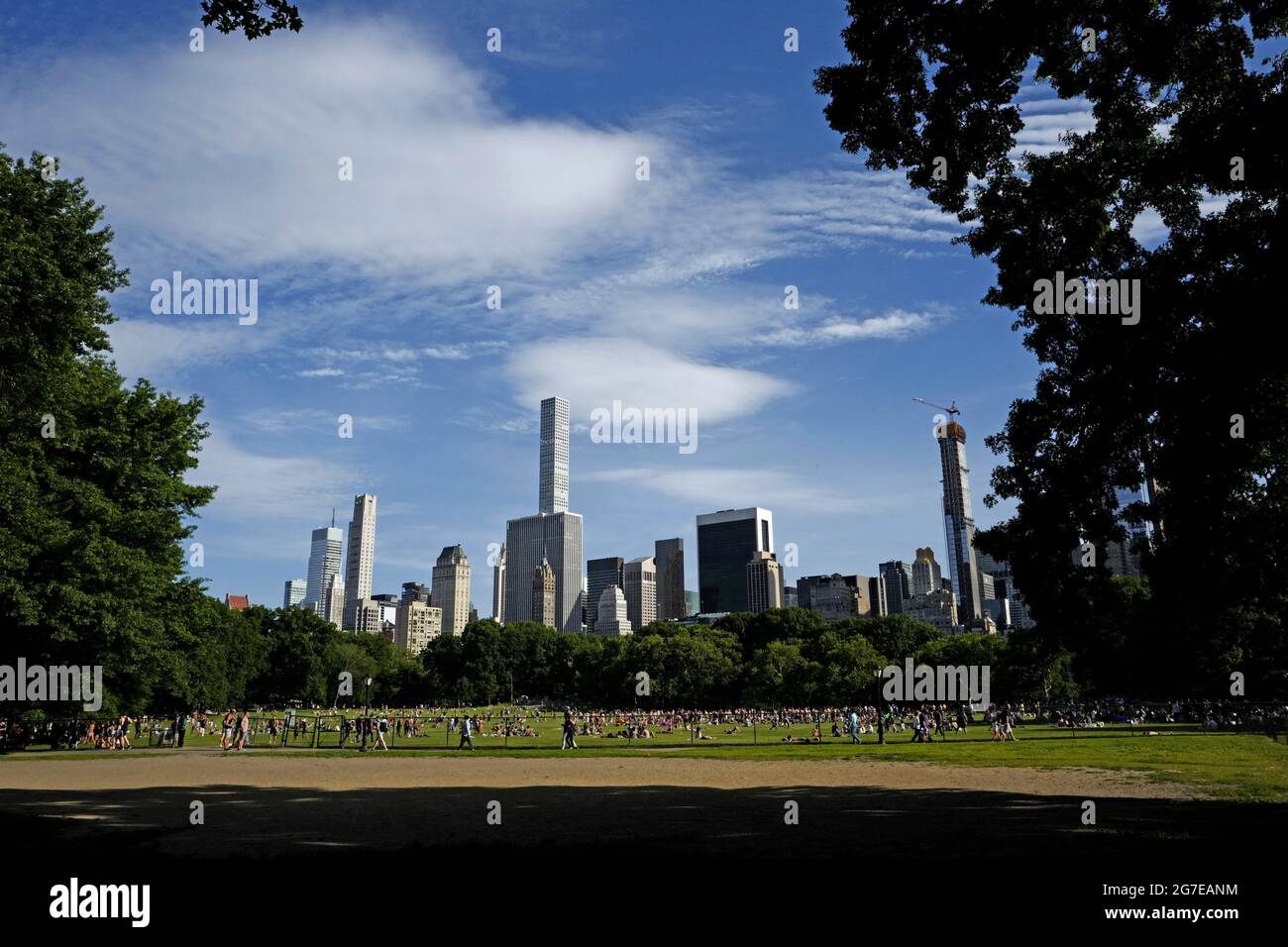 Skyline di Manhattan visto da Central Park in un caldo sabato pomeriggio estivo, a New York City. Foto Stock