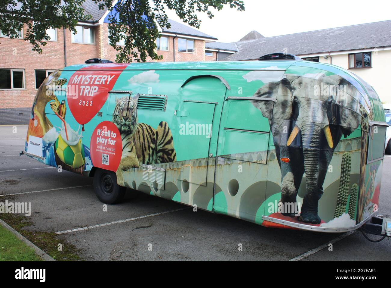 Trailer di viaggio decorato Airstream colorato con tigre ed elefante dipinto sul lato in un parcheggio a Wrightington UK Foto Stock