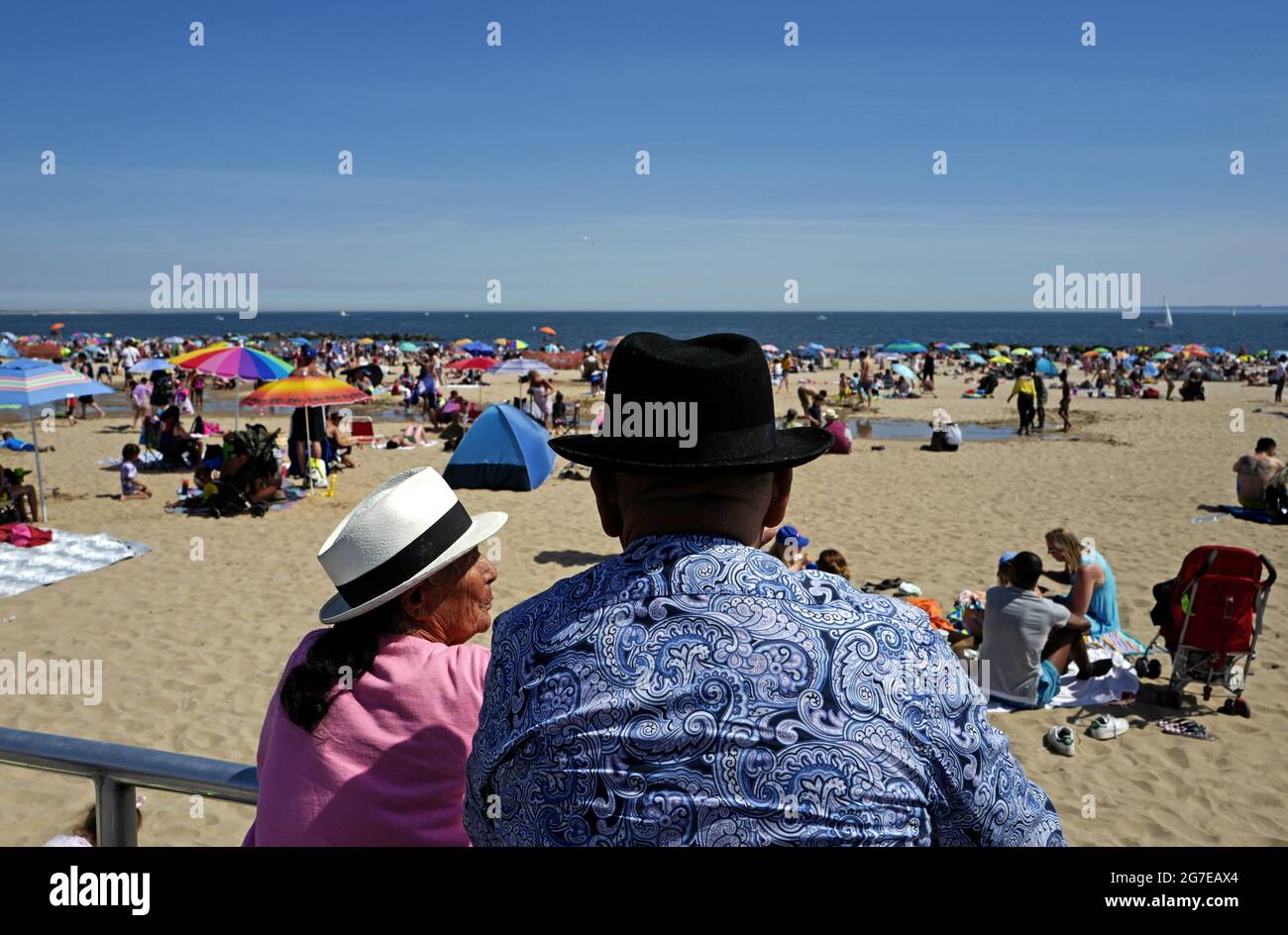 La gente alla spiaggia di Coney Island durante un caldo pomeriggio di domenica di Estate, a New York City. Foto Stock