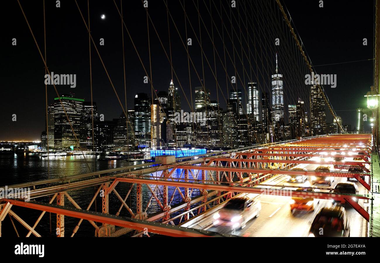 Vista notturna dello skyline di Manhattan dal ponte di Brooklyn, a New York City. Foto Stock