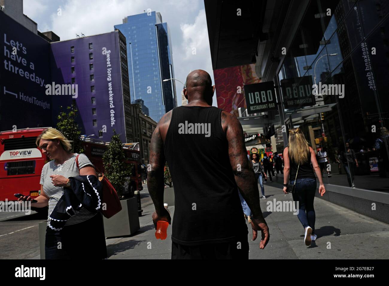 Persone di strada a piedi a Manhattan, a New York City. Foto Stock