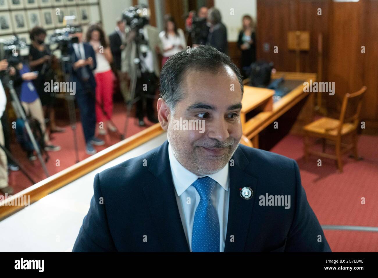 Il Rep. Di Stato Eddie Morales, Jr., D-Eagle Pass, parla ai media delle sue ragioni per rimanere ad Austin mentre la Camera tenta di ottenere un quorum di membri il giorno dopo che la maggior parte dei membri democratici ha lasciato lo stato in protesta di restrizioni sui diritti di voto in considerazione nella 87a legislatura. Meno dei 2/3 membri richiesti hanno mostrato in su in modo da la camera non può condurre legalmente il commercio. Credit: Bob Daemmrich/Alamy Live News Foto Stock