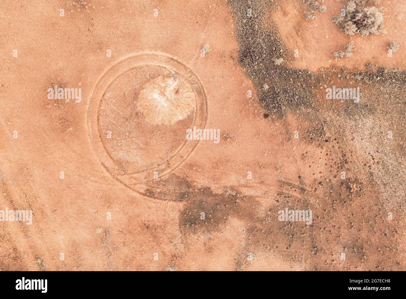 Tracce sulla vista dall'alto della sabbia. Immagine astratta del tema deserto, industriale ed ecologico Foto Stock
