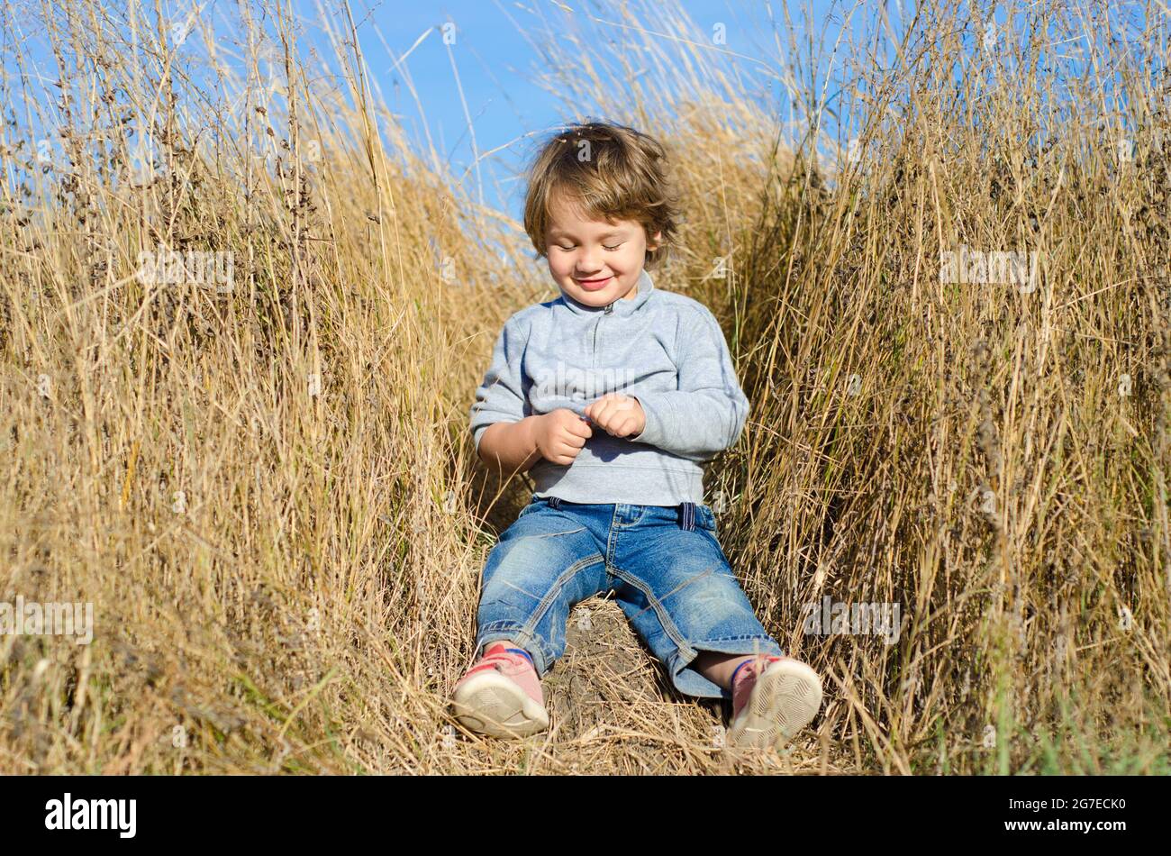 sorridente ragazzino su un campo rurale Foto Stock