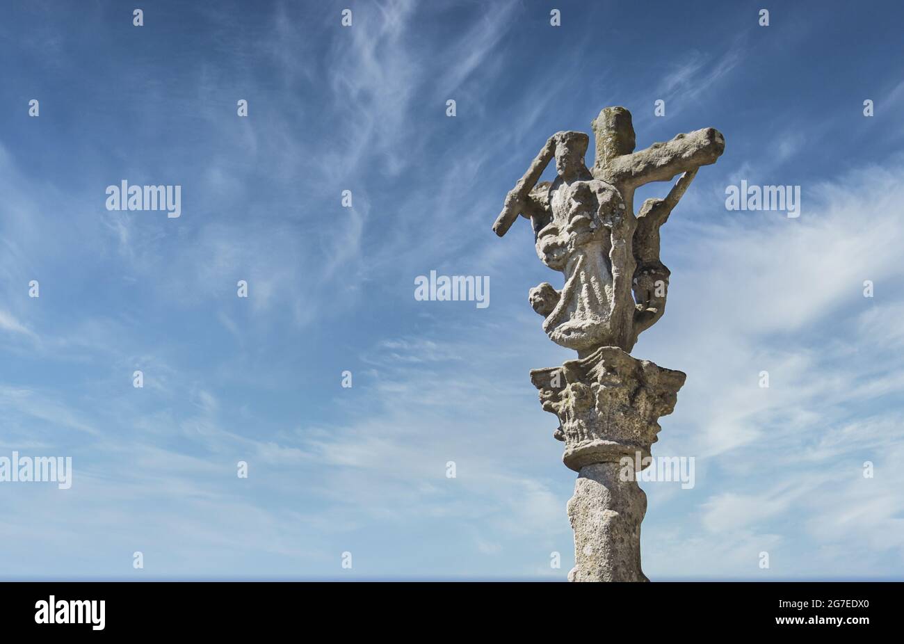 Croce di pietra o croce galiziana sulla strada per Santiago in Spagna Foto Stock