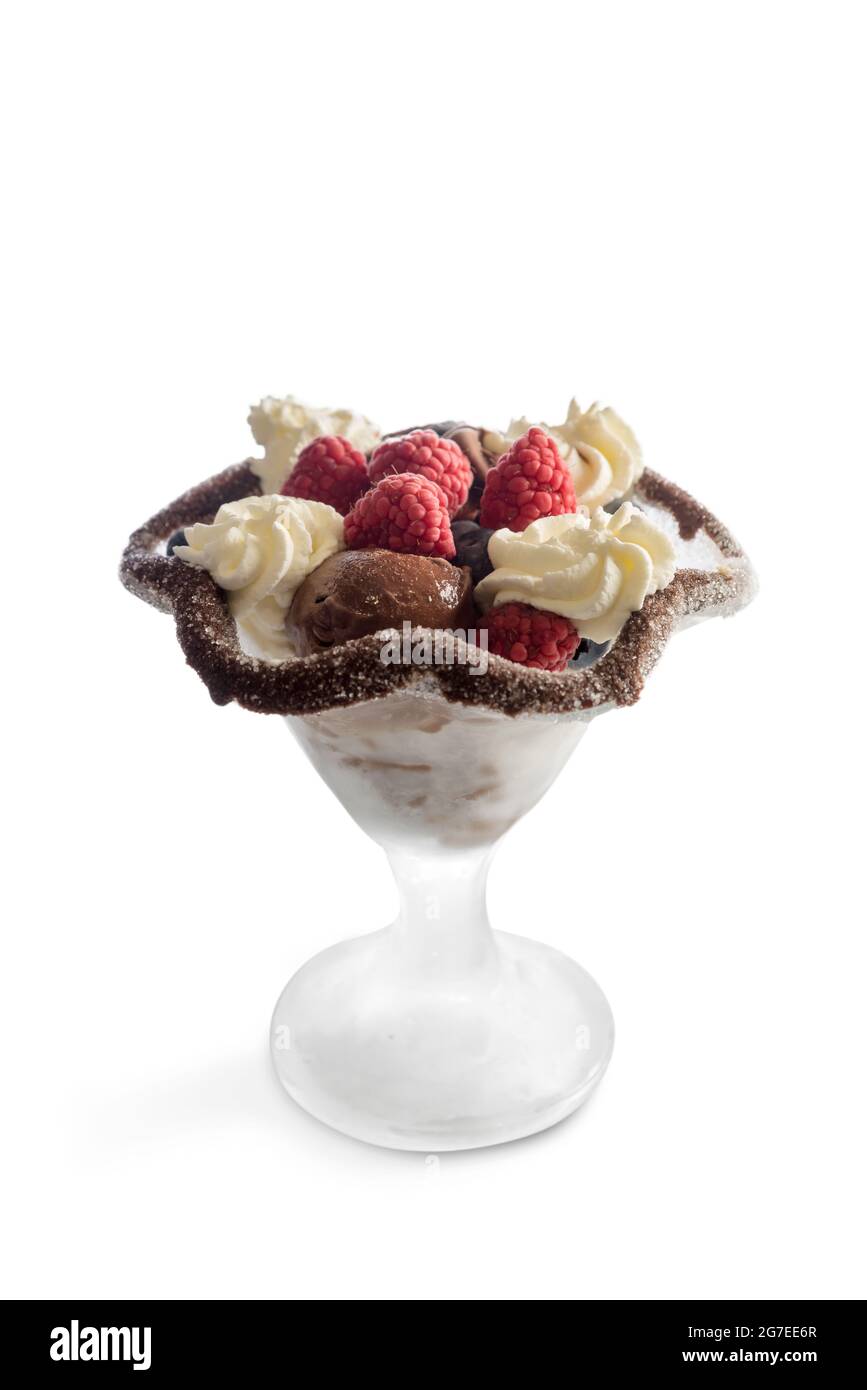 Gelato al cioccolato con panna montata e lamponi in calice isolato su sfondo bianco, spazio copia Foto Stock