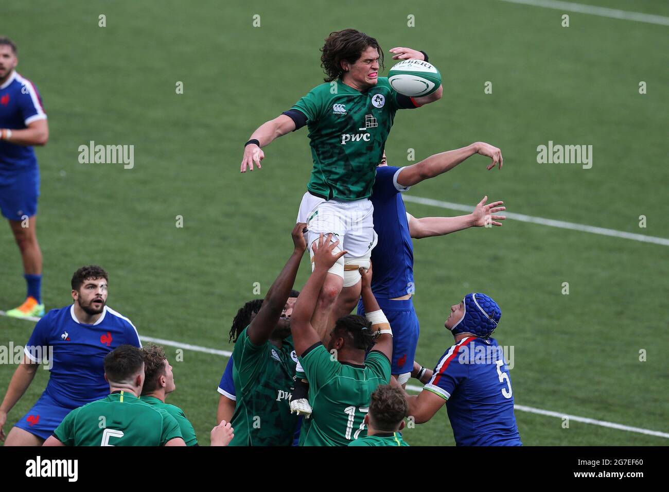 Cardiff, Regno Unito. 13 luglio 2021. Alex Soroko d'Irlanda salta per vincere una palla lineout. 2021 Six Nations U20 Championship round 5, Irlanda contro Francia al BT Sport Cardiff Arms Park di Cardiff, Galles del Sud martedì 13 luglio 2021. pic di Andrew Orchard/Andrew Orchard sports photography/Alamy Live news Credit: Andrew Orchard sports photography/Alamy Live News Foto Stock