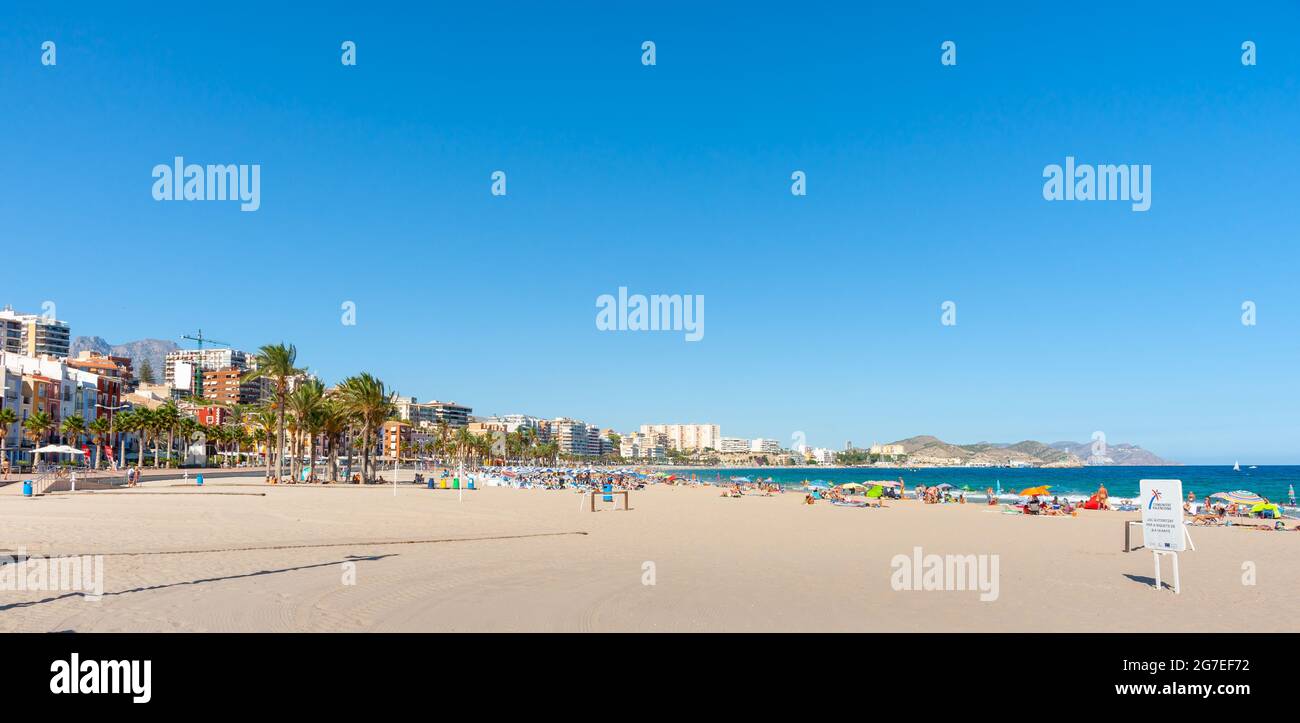 La Vila Joyosa - 25 2016 agosto; estate con ombrelloni e bagnanti sulla spiaggia mediterranea a la Vila Joiosa, Alicante Spagna Foto Stock