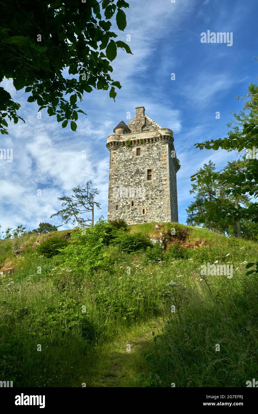 Fatlips Castle, un'icona dei confini scozzesi arroccata sulla cima di Minto Crags che si affaccia su Teviotdale, passando per Denholm e Bedrule, sulla famosa collina di Ruberswaw. Foto Stock