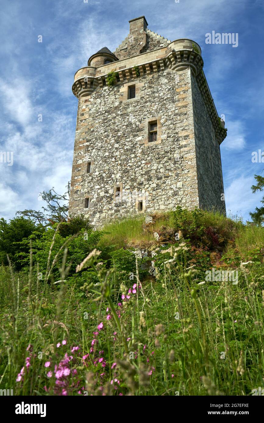 Fatlips Castle, un'icona dei confini scozzesi arroccata sulla cima di Minto Crags che si affaccia su Teviotdale, passando per Denholm e Bedrule, sulla famosa collina di Ruberswaw. Foto Stock