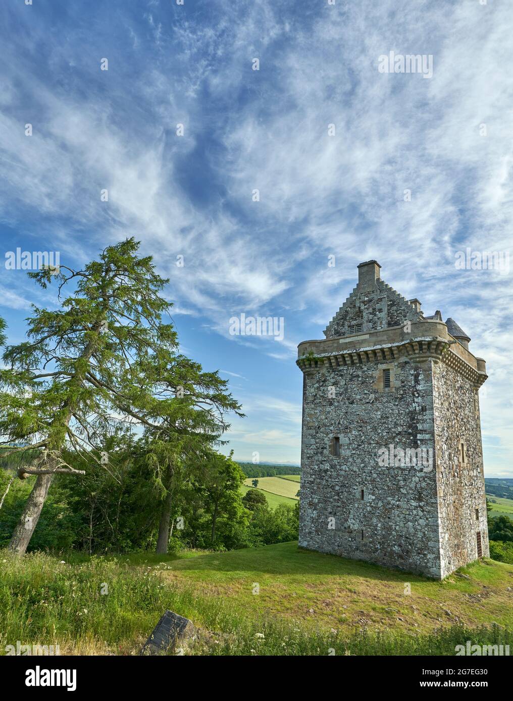 Fatlips Castle, un'icona dei confini scozzesi arroccata sulla cima di Minto Crags che si affaccia su Teviotdale, passando per Denholm e Bedrule, sulla famosa collina di Ruberswaw. Foto Stock