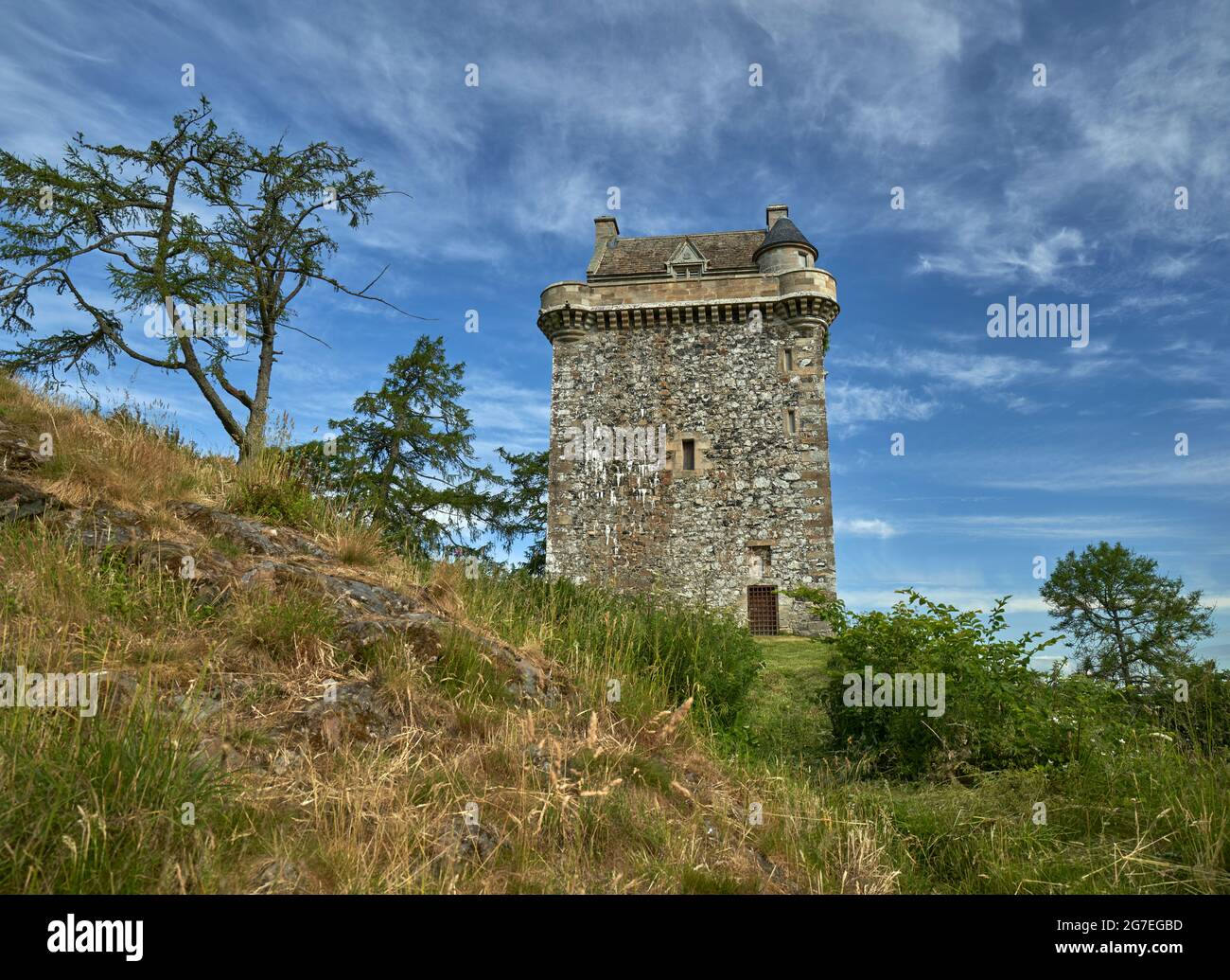 Fatlips Castle, un'icona dei confini scozzesi arroccata sulla cima di Minto Crags che si affaccia su Teviotdale, passando per Denholm e Bedrule, sulla famosa collina di Ruberswaw. Foto Stock