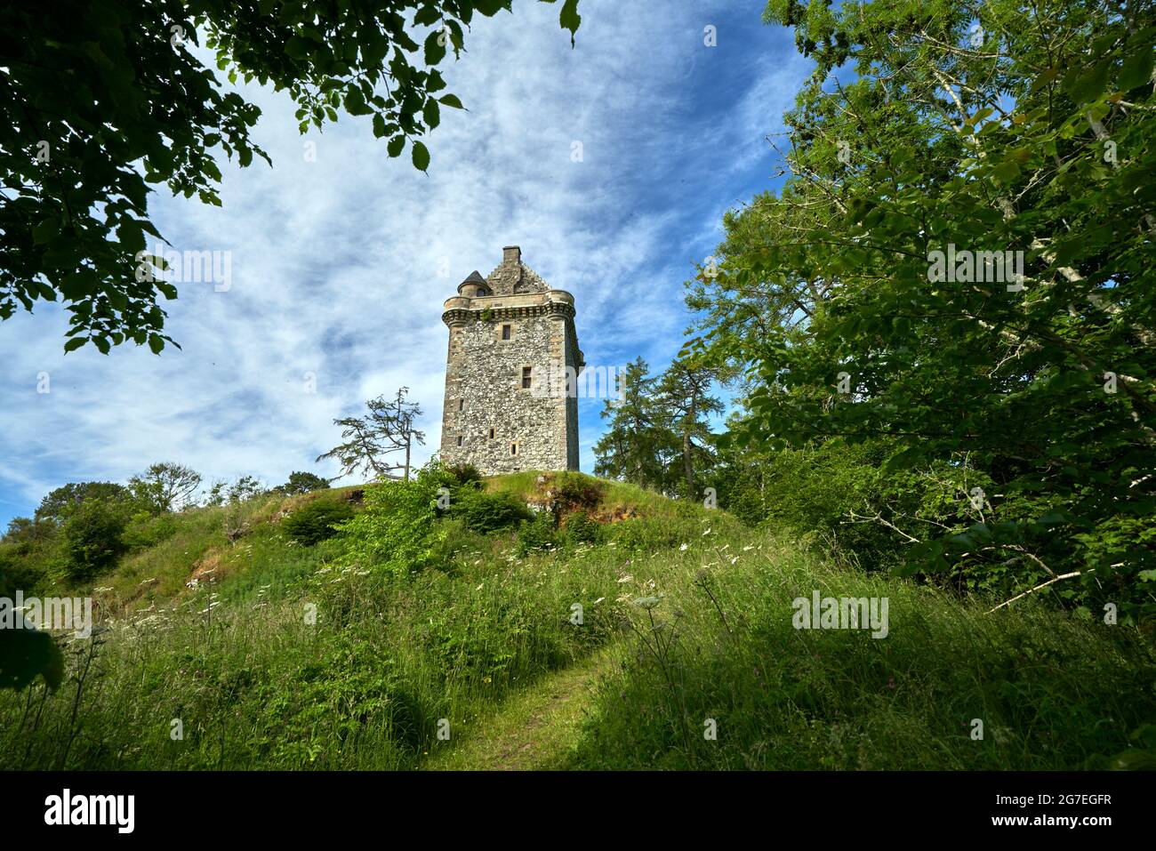 Fatlips Castle, un'icona dei confini scozzesi arroccata sulla cima di Minto Crags che si affaccia su Teviotdale, passando per Denholm e Bedrule, sulla famosa collina di Ruberswaw. Foto Stock