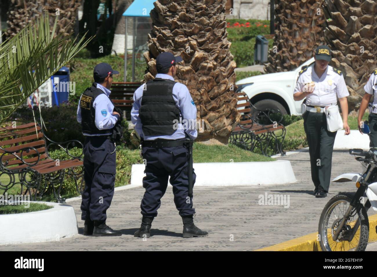 Polizia ad Arequipa in Perù poliziotti poliziotti poliziotti poliziotti poliziotti poliziotti poliziotti ciclodonne parco alberi fuori borsa pistole piante parlare camminare cappello Foto Stock