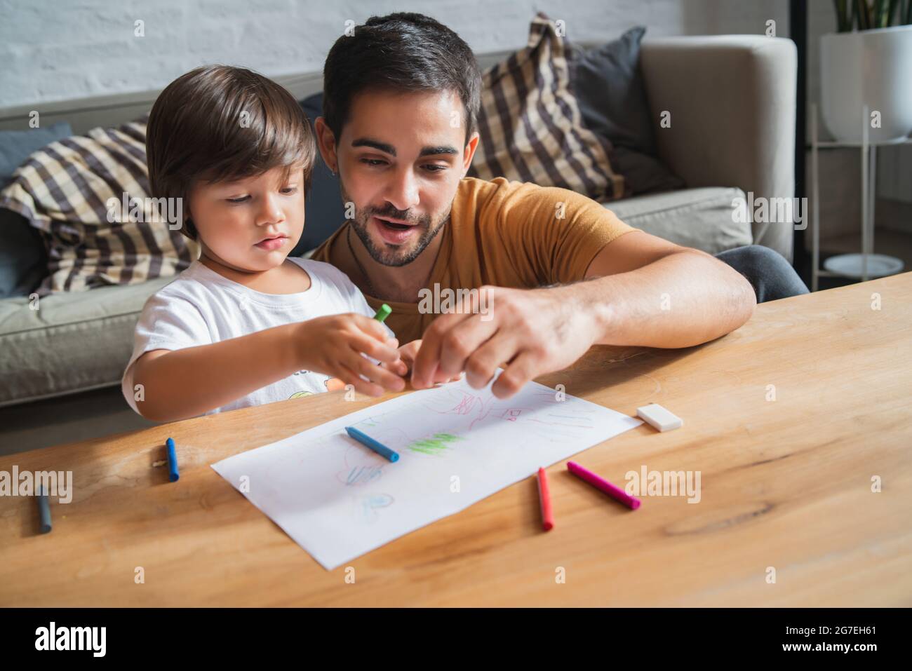 Padre e figlio giocano insieme a casa. Foto Stock