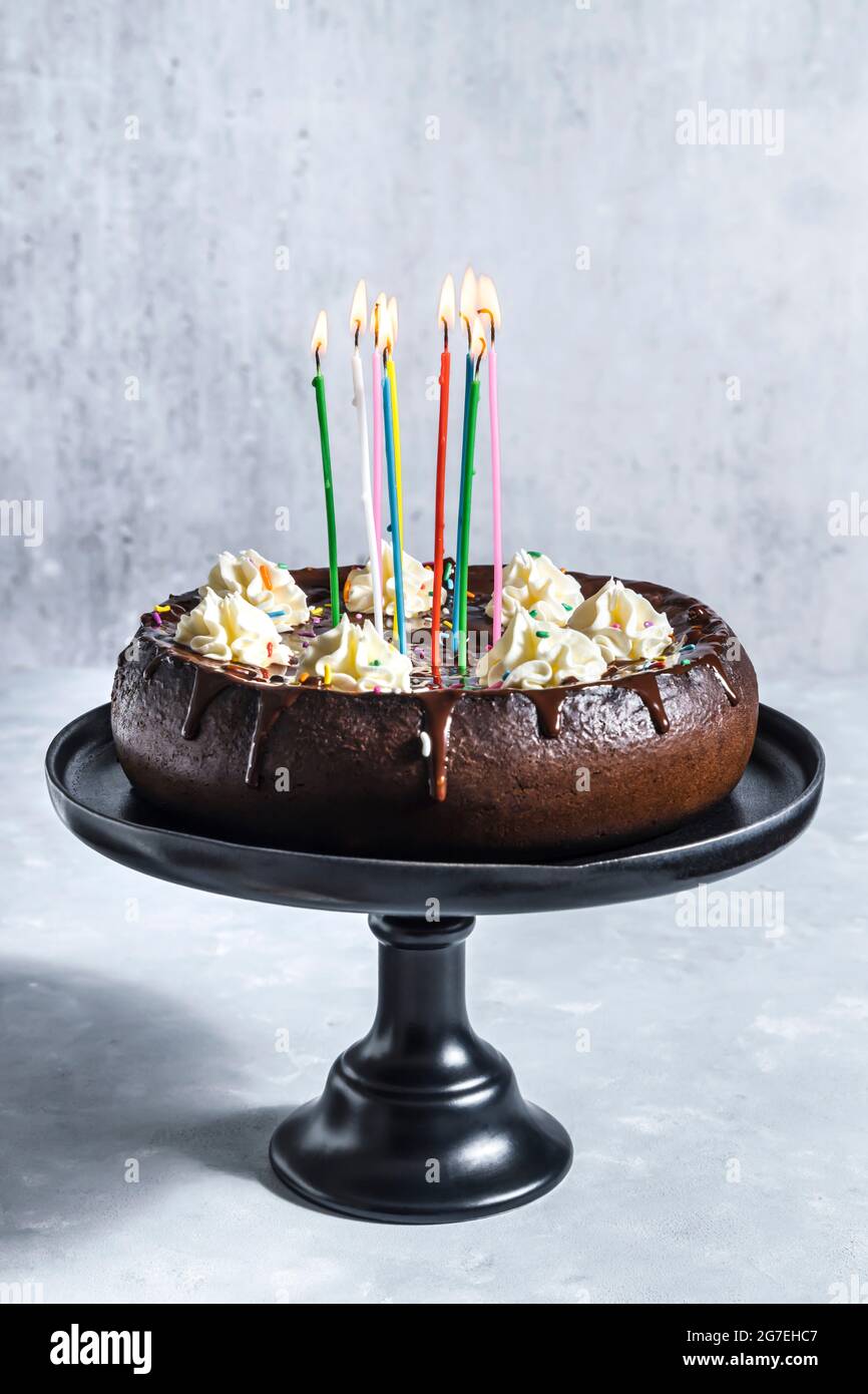 Torta di compleanno al cioccolato con formaggio cremoso e spolverare Foto Stock