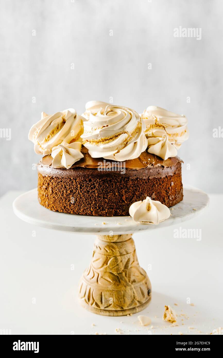 Torta al cioccolato con meringhe al caramello Foto Stock