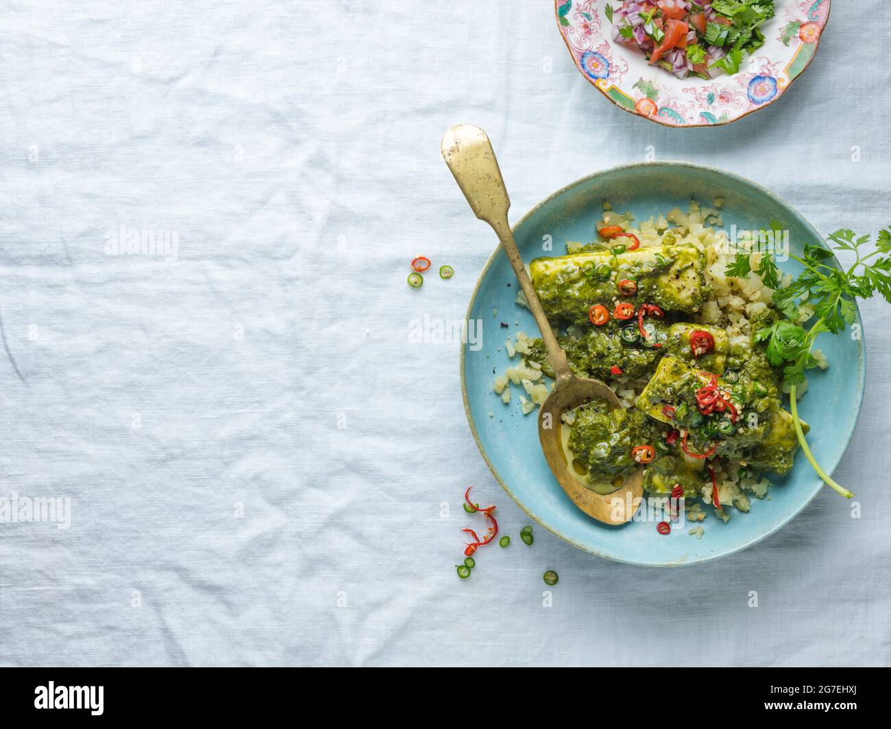 Palak Paneer cucina indiana su un piatto blu Foto Stock