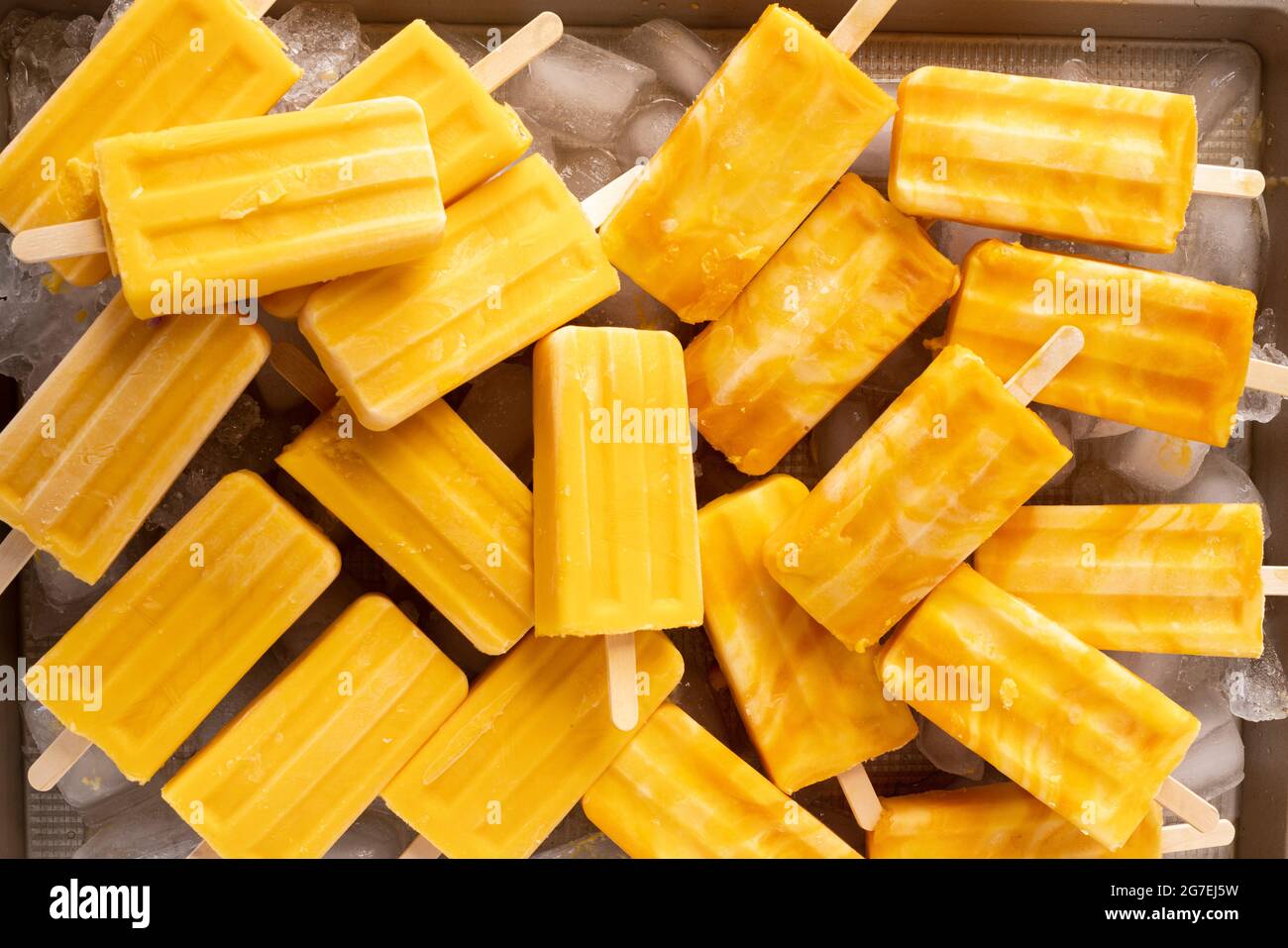 Mango Lassi Poppsciles accatastati insieme Foto Stock