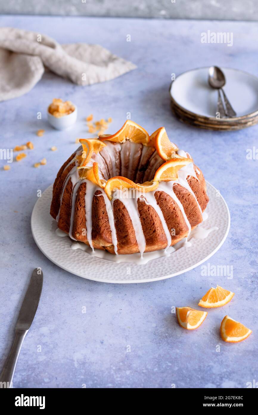 Torta Bundle tradizionale con ciliegia e arance Foto Stock