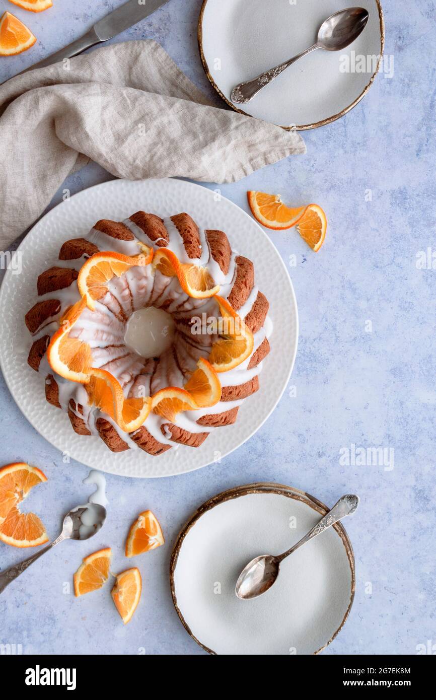 Torta Bundle tradizionale con ciliegia e arance Foto Stock