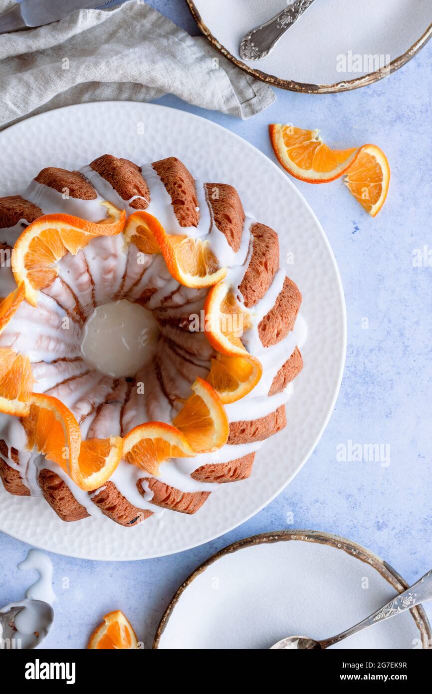 Torta Bundle tradizionale con ciliegia e arance Foto Stock