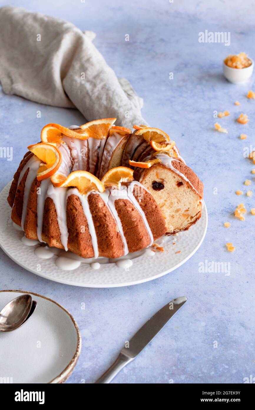 Torta Bundle tradizionale con ciliegia e arance Foto Stock