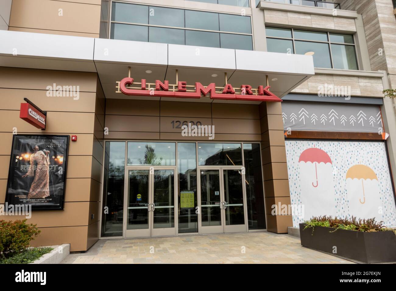 Kirkland, WA USA - circa luglio 2021: Vista di un alto edificio del cinema Cinemark nell'area dello shopping di Totem Lake a Kirkland Foto Stock