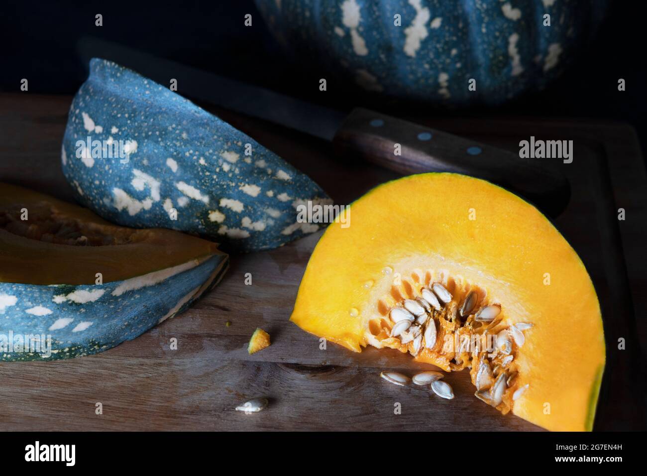 Zucca tagliata a fette su un tagliere. Foto Stock