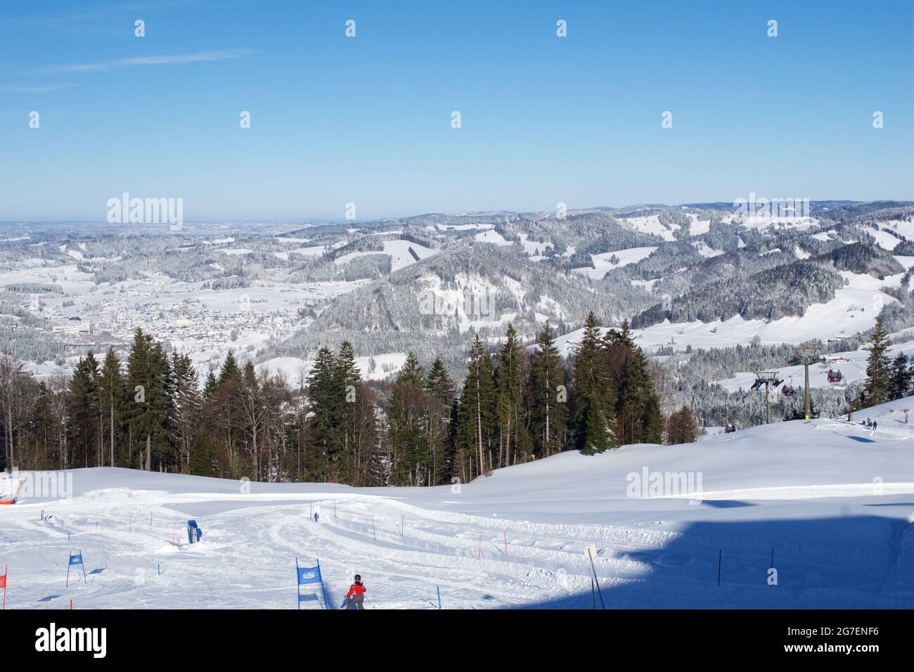 OBERSTAUFEN, GERMANIA - 29 DEC, 2017: Splendida vista sulla stazione invernale innevata di Oberstaufen nelle Alpi bavaresi con piste da sci e sciatori nel Foto Stock