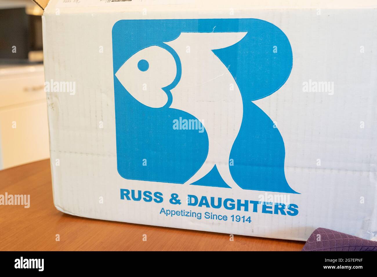 Box con logo per New York City classic deli Russ and Daughters, fondata nel 1914 a Lafayette, California, giugno 15, 2021. () Foto Stock