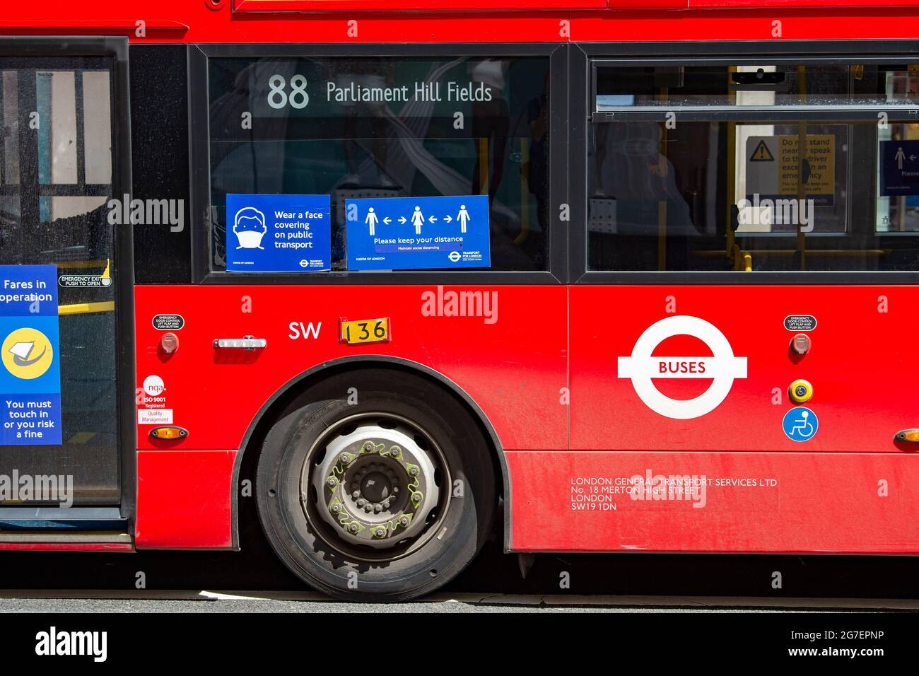 Londra, Regno Unito. 13 luglio 2021. I cartelli sono visti su un autobus di Londra che legge, ‘indossare una copertura sui mezzi pubblici' e ‘si prega di mantenere la distanza.'l'uso obbligatorio di maschere facciali e di distanziamento sociale in Inghilterra è di terminare il 19 luglio soprannominato ‘giorno della libertà' dopo che Boris Johnson ha confermato che le restrizioni più obbligatorie Covid-19 cesseranno (Foto di Dave Rushen/SOPA Images/Sipa USA) Credit: Sipa USA/Alamy Live News Foto Stock