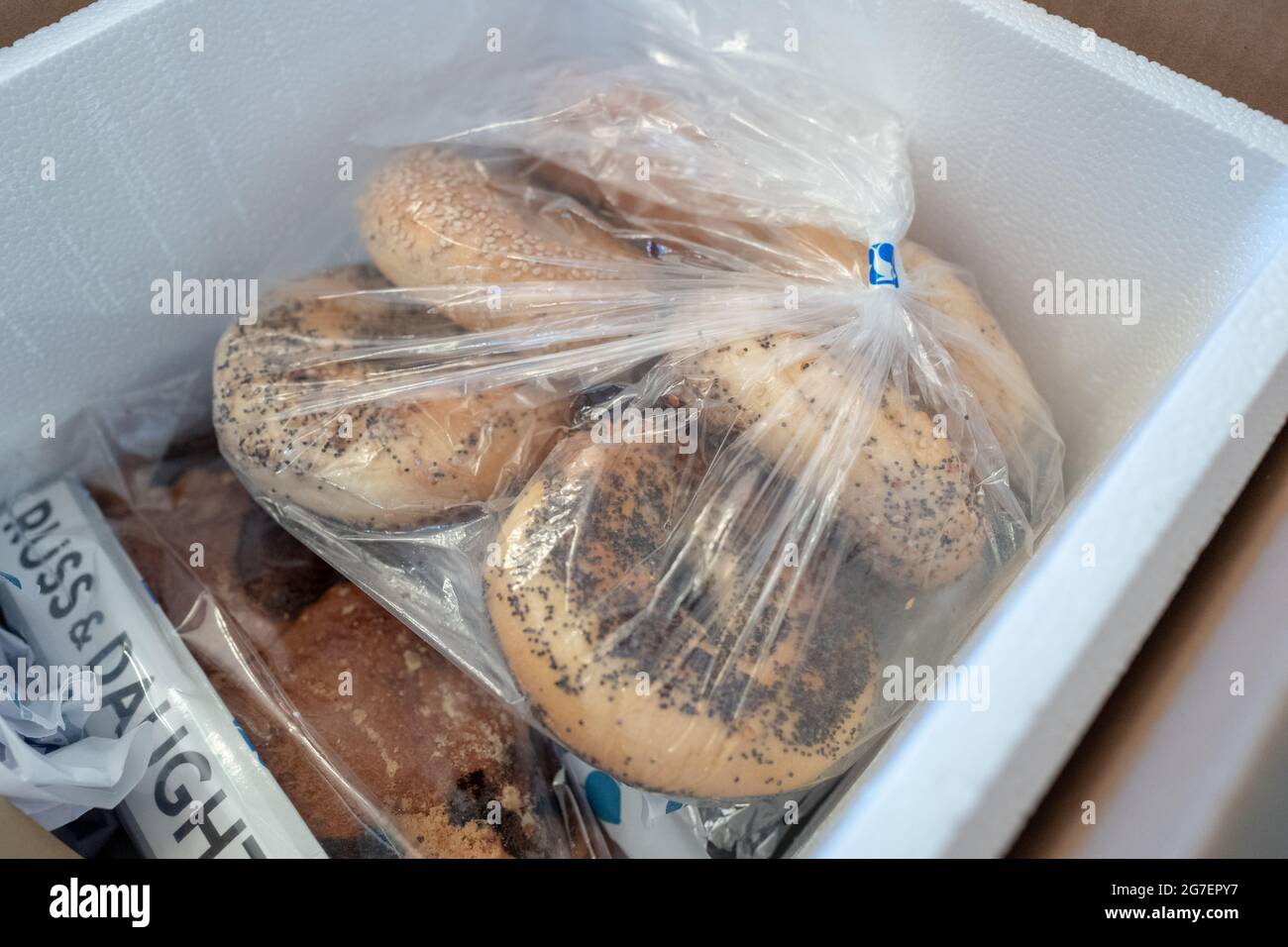 Bagel, caffè e altri contenuti di una scatola di consegna Russ and Daughters a Lafayette, California, parte di un programma artigianale di consegna di cibo, 15 giugno 2021. () Foto Stock