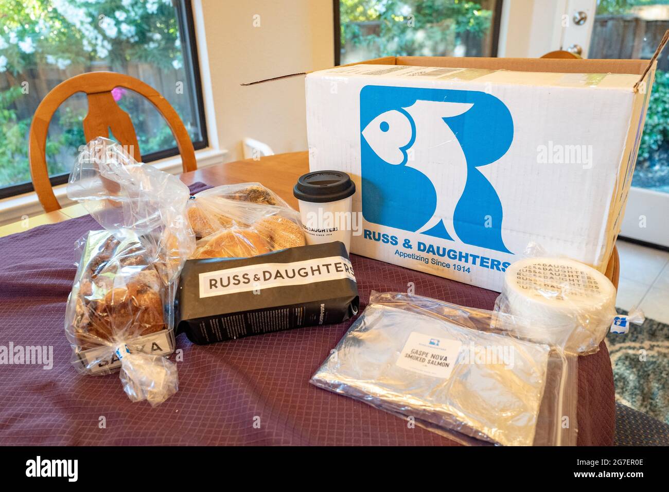 Bagel, caffè e altri contenuti di una scatola di consegna Russ and Daughters a Lafayette, California, parte di un programma artigianale di consegna di cibo, 15 giugno 2021. () Foto Stock