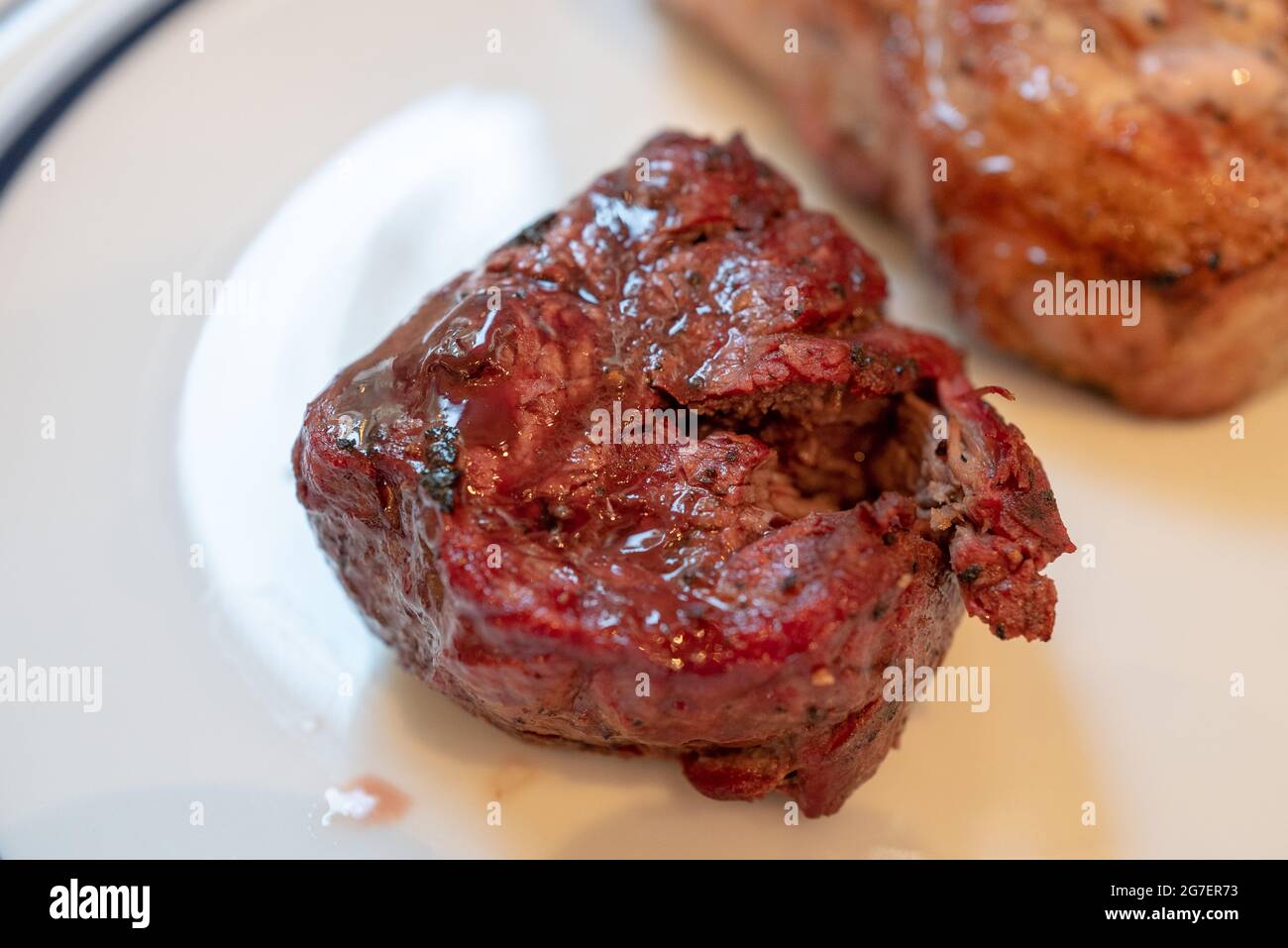 Bistecca di filetto mignon alimentata da erba da ranch 4K dal Roam Butchers' Shop on Plate, Lafayette, California, 19 giugno 2021. () Foto Stock