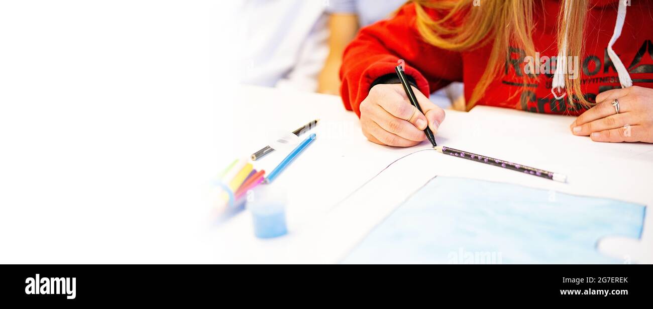 una persona disegna con un pennello e dipinge su una grande tela in uno studio d'arte. artista moderno e creativo di belle arti, un capolavoro di disegno, disegno Foto Stock