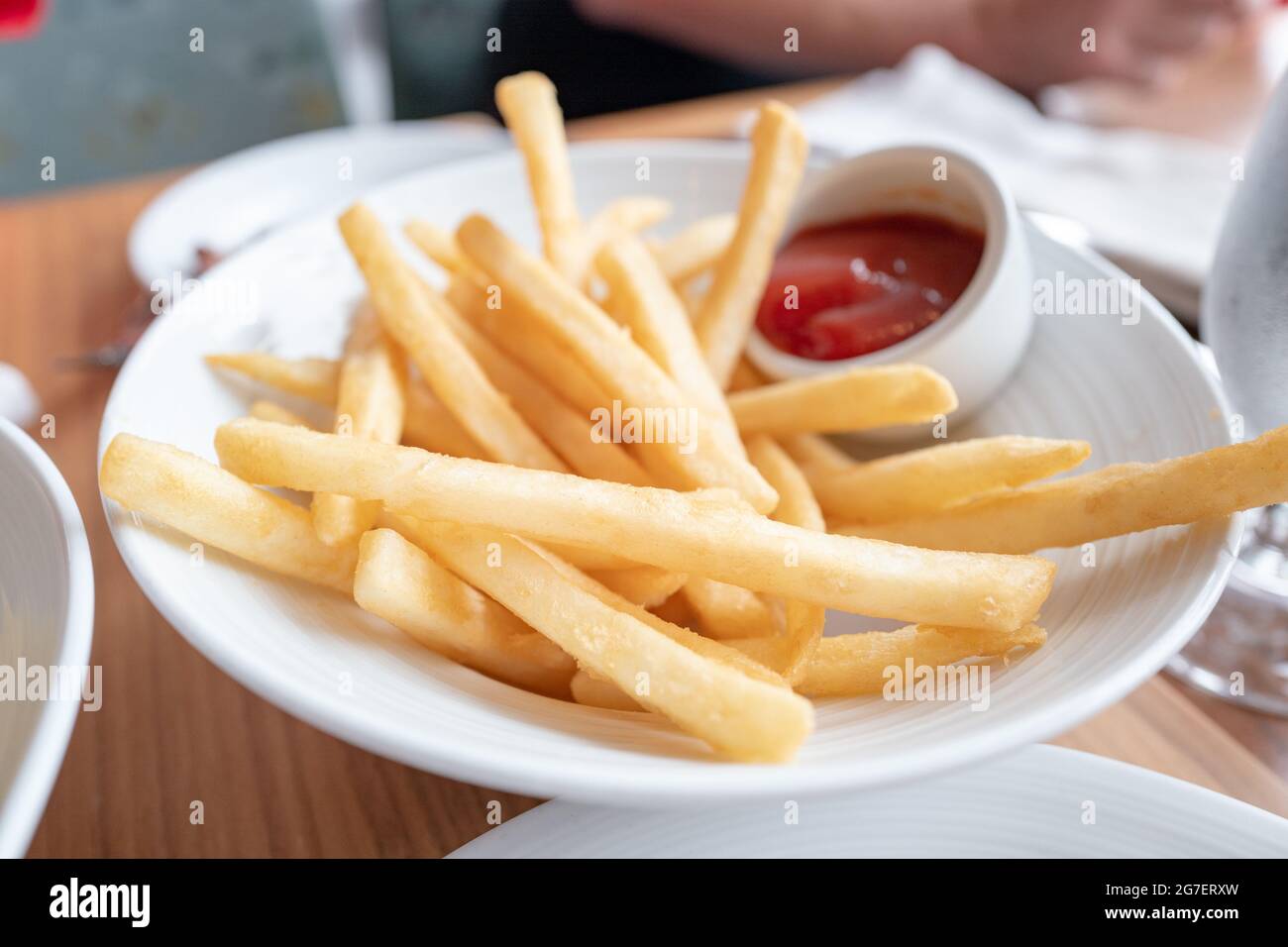 Primo piano di patatine fritte al ristorante C dell'hotel Intercontinental Clement Monterey a Monterey, California, luglio 2021. () Foto Stock